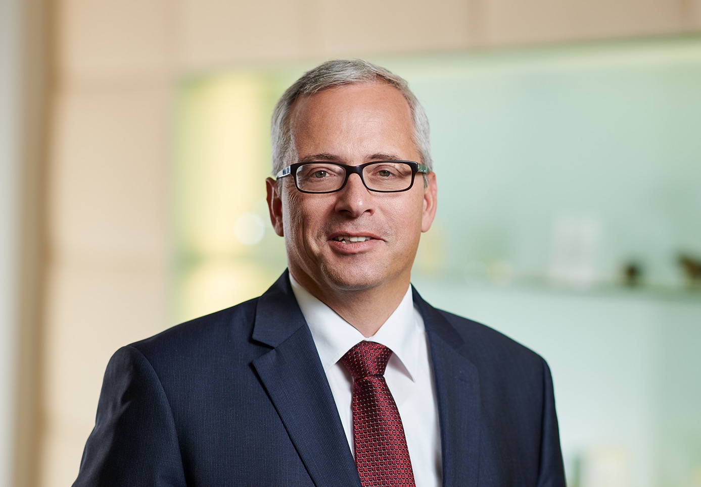 RWB Vorstand Norman Lemke vor einer Glasvitrine