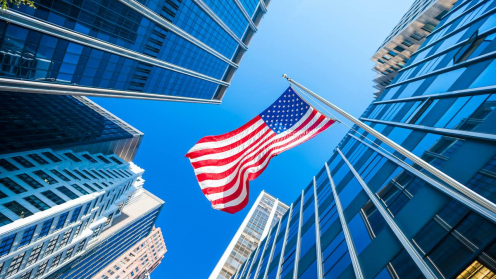 US-Flagge vor Hochhäusern als Symbol für TSO Investitionen