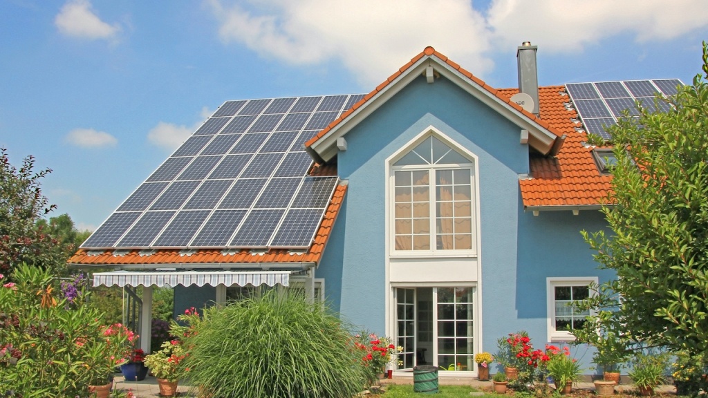 Modernes, blaues neues Haus mit Garten und Solaranlage