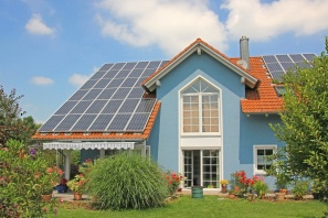 Modernes, blaues neues Haus mit Garten und Solaranlage