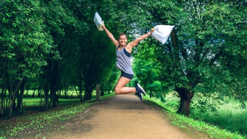 Junge Frau, die vor Freude springt