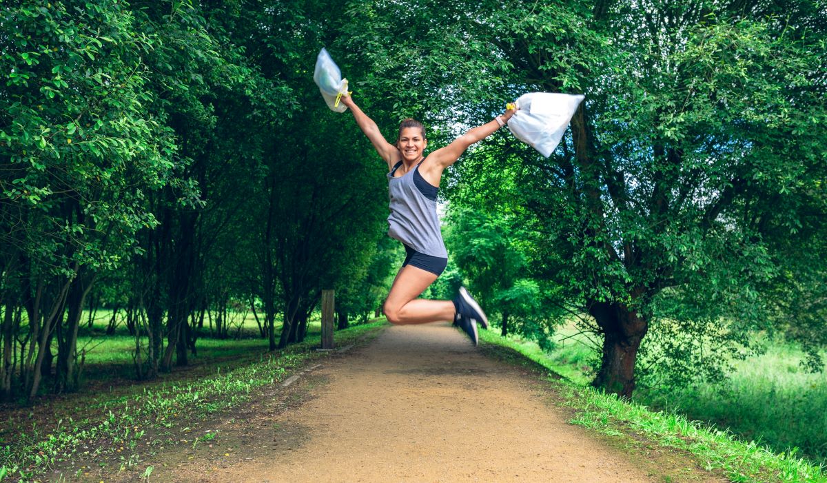 Junge Frau, die vor Freude springt