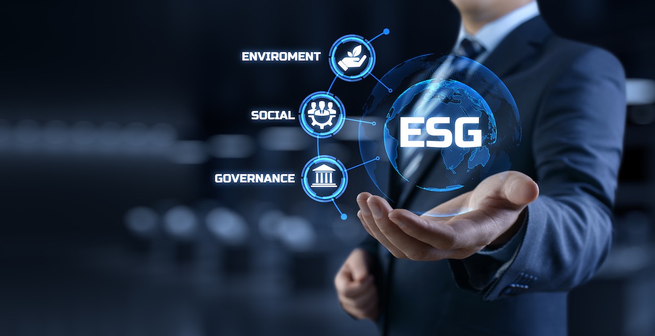 Über einer aufgehaltenen Hand schweben die Buchstaben ESG