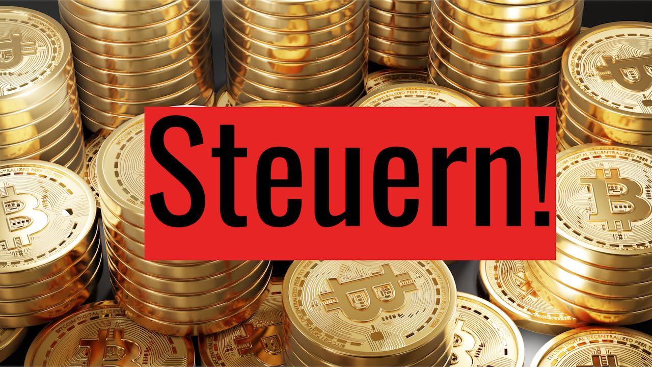 Steuern-Schild vor Bitcoin-Stapeln