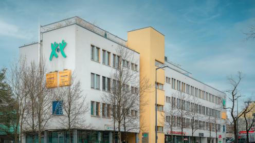 Außenansicht des MVZ Dasing von Hauck Aufhäuser Lampe