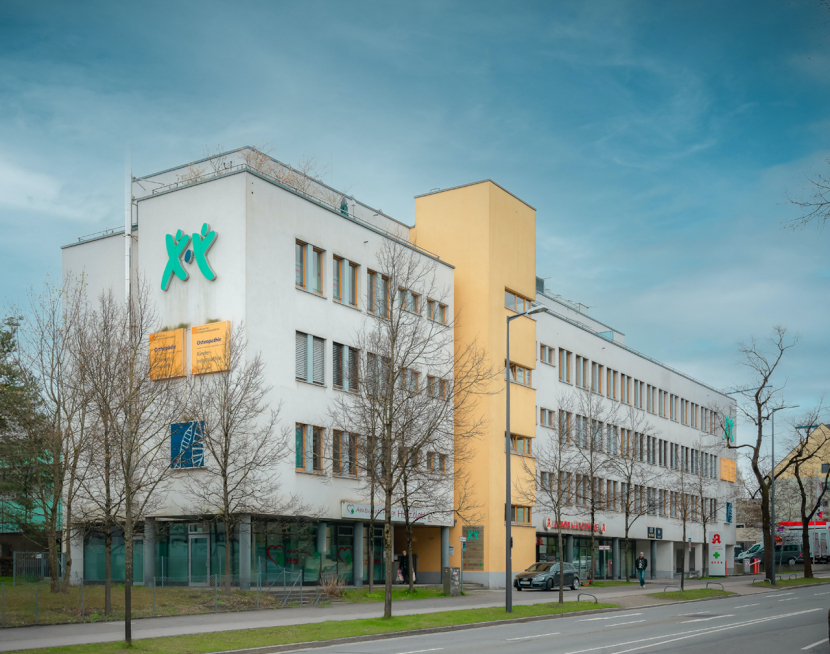Außenansicht des MVZ Dasing von Hauck Aufhäuser Lampe
