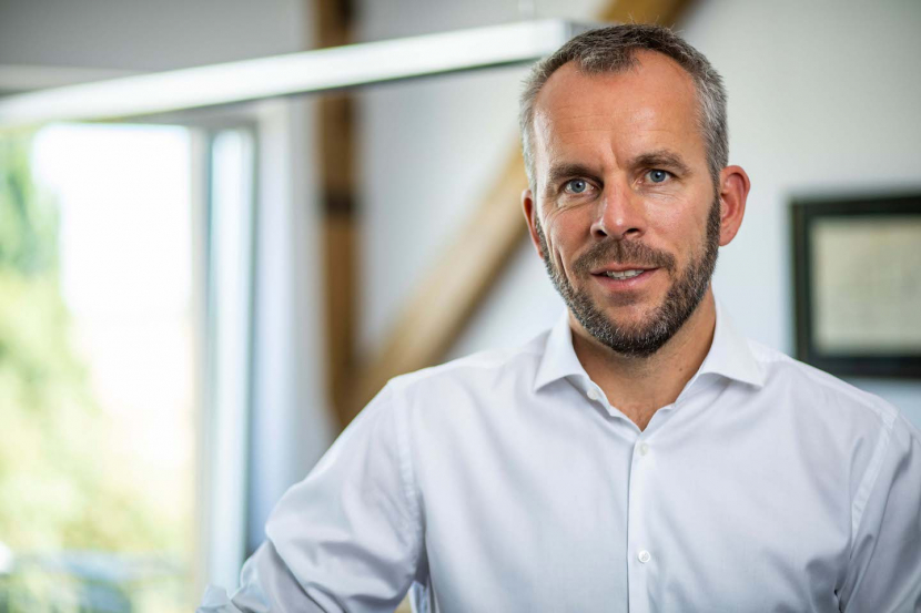 Ove Petersen, GP Joule CEO und neuer Kooperationspartner von KGAL, vor dem Hintergrund eines Büros