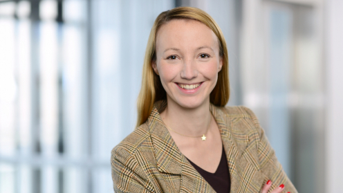 ESG Beauftragte Hannah Dellemann Intreal vor dem Hingrund eines Büroflurs