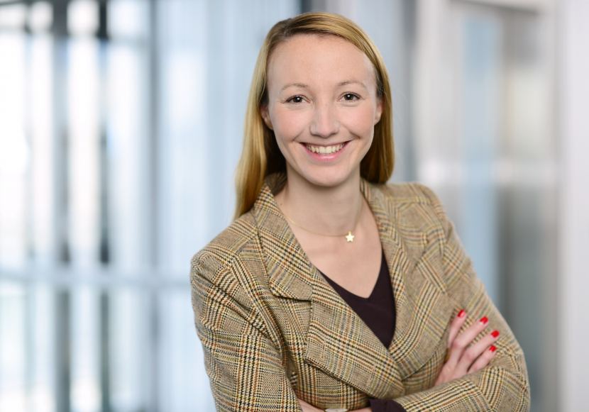 ESG Beauftragte Hannah Dellemann Intreal vor dem Hingrund eines Büroflurs