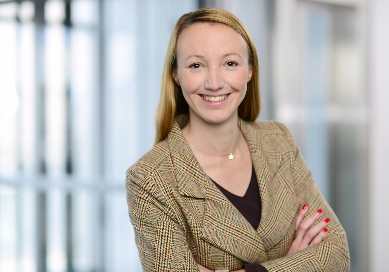 ESG Beauftragte Hannah Dellemann Intreal vor dem Hingrund eines Büroflurs
