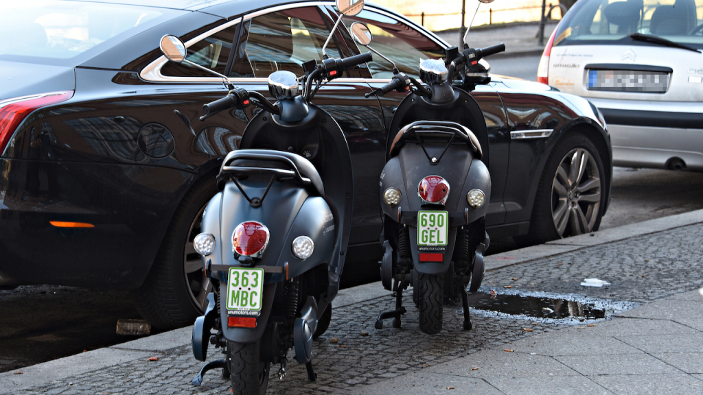 Mopeds am Straßenrand
