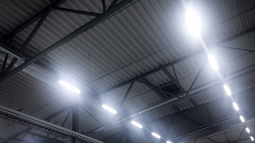Helle LED Lampen in einer Industriehalle