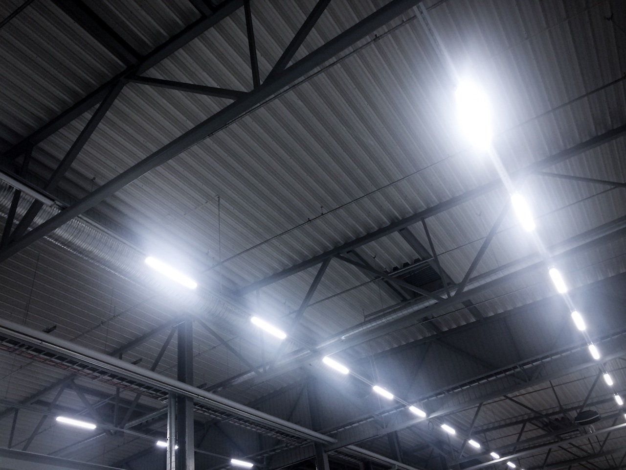 Helle LED Lampen in einer Industriehalle