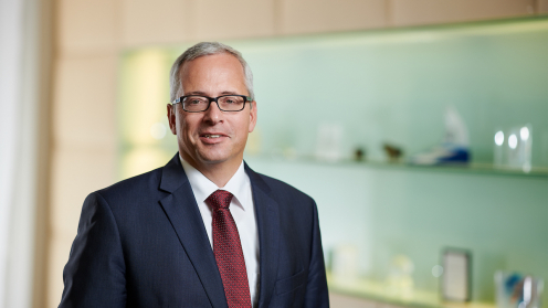 RWB Vorstand Norman Lemke vor dem Hintergrund einer Glasvitrine
