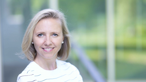 Das Bild zeigt Soňa Stadtelmeyer-Petru. Eine Frau mit weißem Pullover, blonden Schulterlangen Haaren