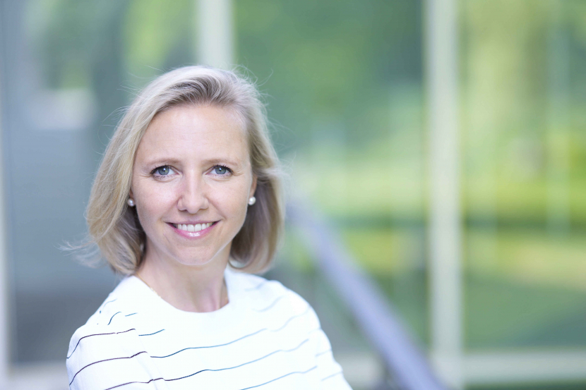 Das Bild zeigt Soňa Stadtelmeyer-Petru. Eine Frau mit weißem Pullover, blonden Schulterlangen Haaren