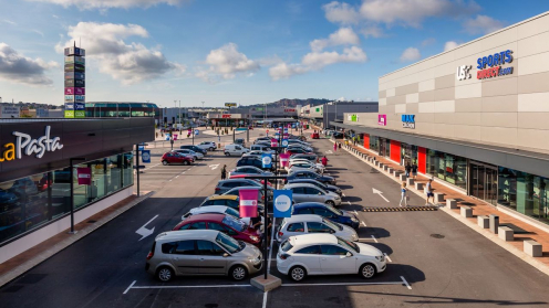 Parkplatz und Geschäfte des Savills Objekts in Santander