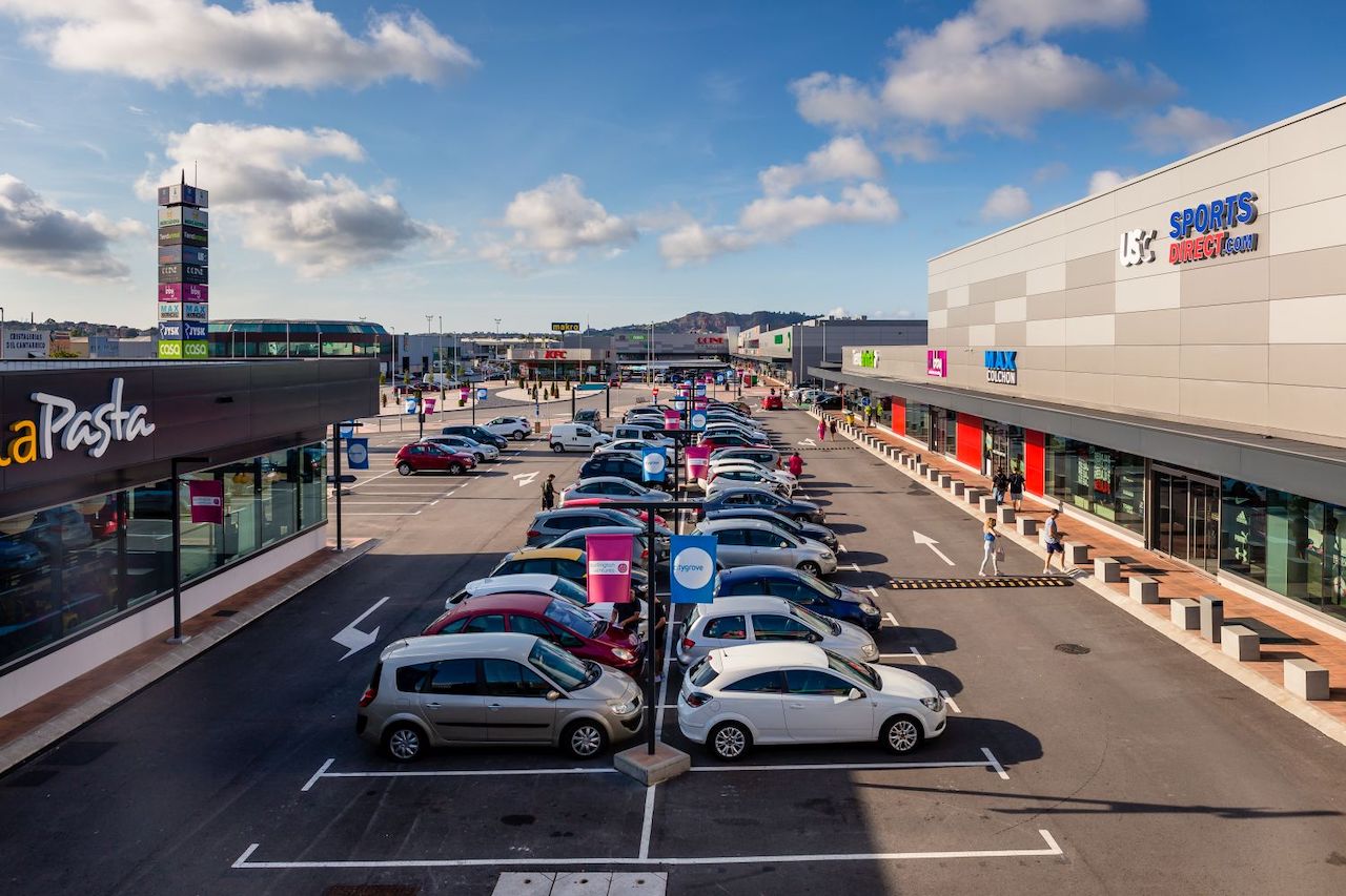 Parkplatz und Geschäfte des Savills Objekts in Santander