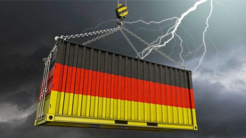 Container in Deutschland-Farben haengend n einem Kran, der von Blitzen getroffen wird.