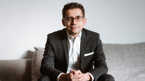 Konstantin Haehndel Accumulata auf einem Sofa