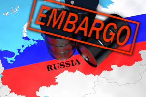 Oelfässer auf russischer Flagge, die das Land ausfüllt mit einem Embargoschild darueber