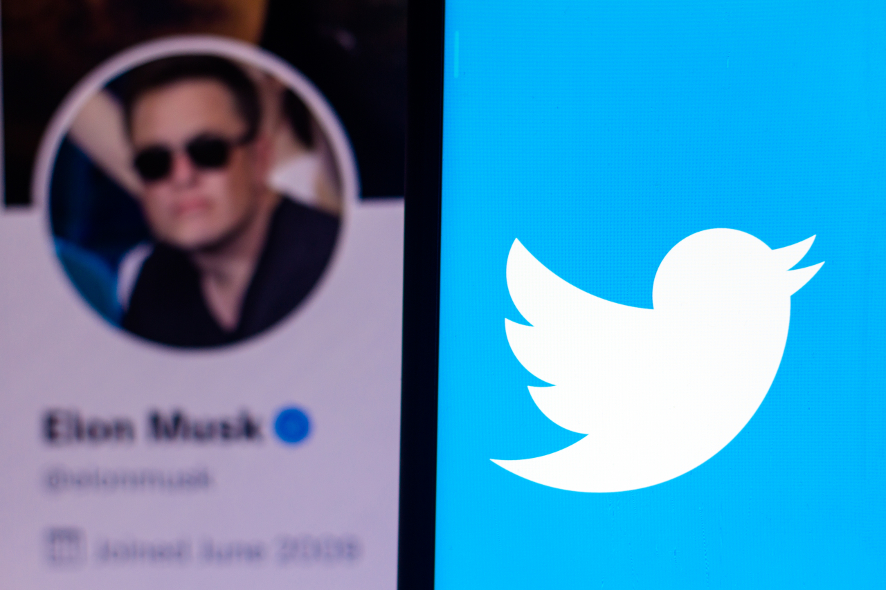Das Twitter Logo und das Bild vom Twitter-Account von Elon Musk