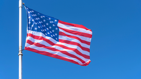 Die US-amerikanische Flagge vor blauem Himmel