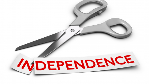 Ein Schirftband mit der Aufschrift Independence , daneben liegt eine Schere. Die beiden ersten Buchstaben IN sind abgeschnitten.