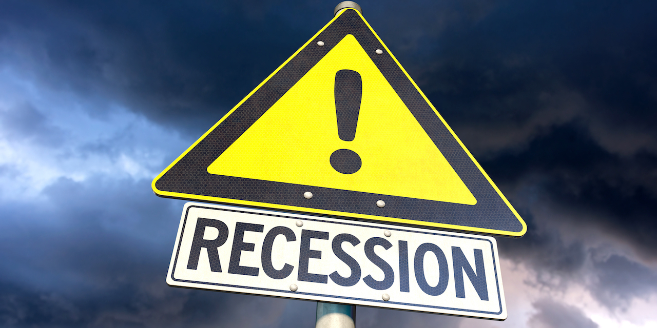 Schild warnt vor Rezession vor düsterem Himmel