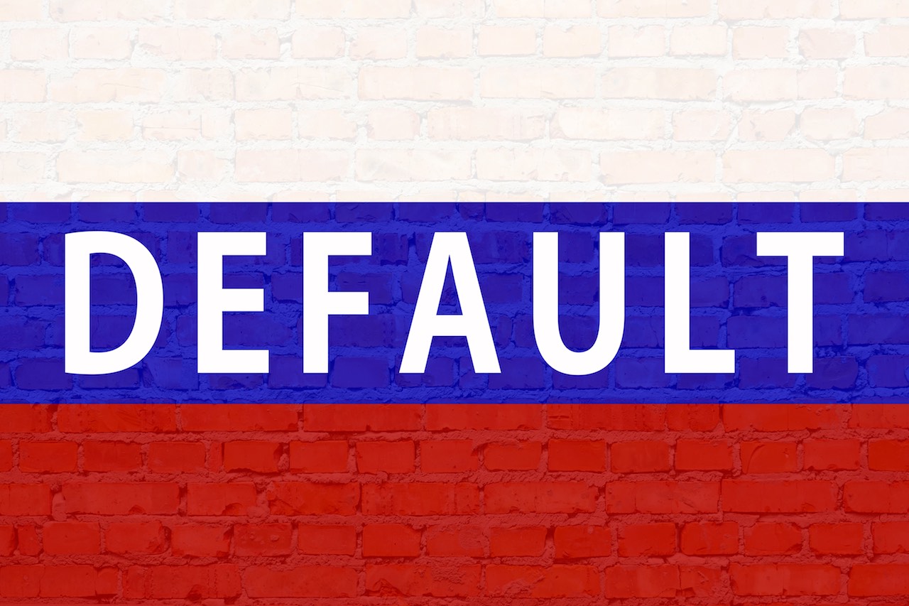 In den russischen Flaggen-Farben gestrichene Wand mit dem Begriff Default