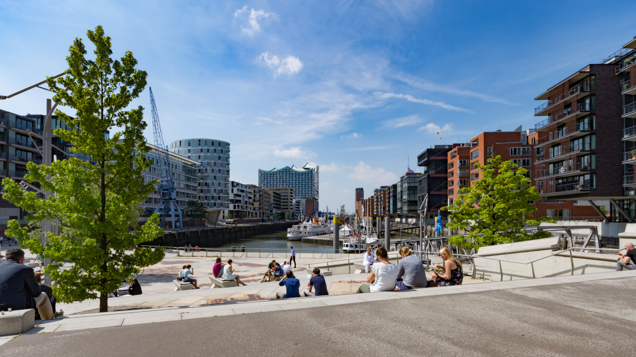 Die Hafencity con Hamburg Ein Platz umrandet von Gebäuden blauer Himmel