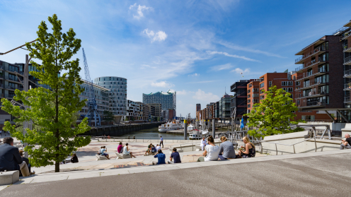 Die Hafencity con Hamburg Ein Platz umrandet von Gebäuden blauer Himmel