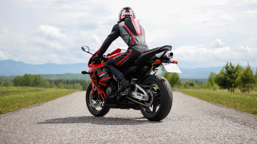 Ein Motorradfahrer von hinten