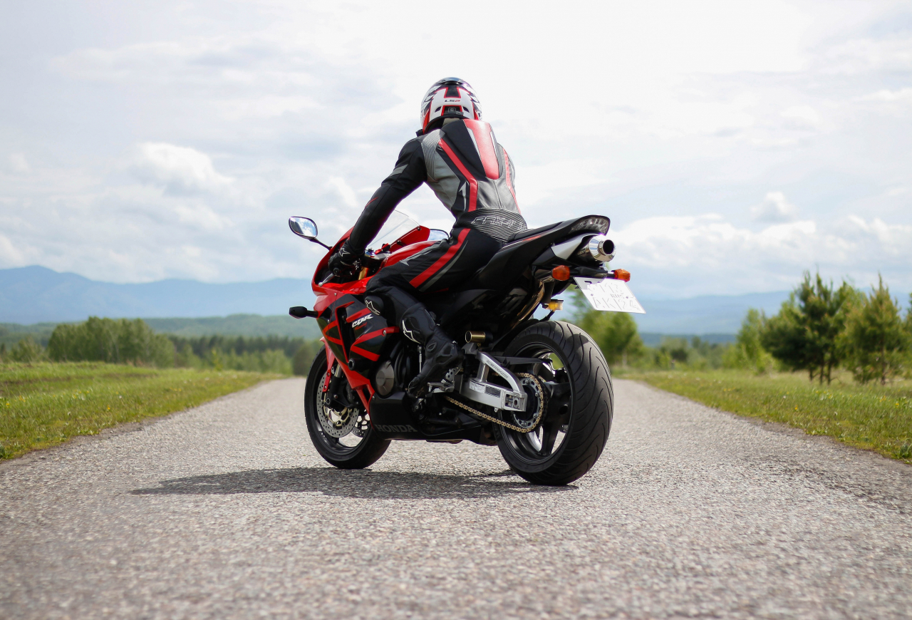 Ein Motorradfahrer von hinten