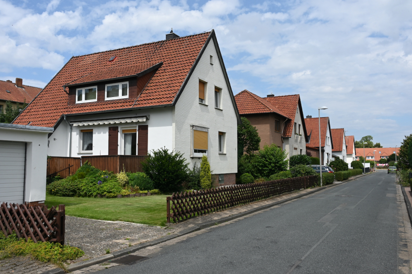 Straße mit älteren Einfamilienhäusern