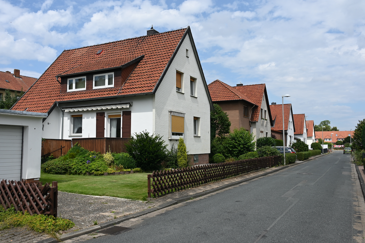 Straße mit älteren Einfamilienhäusern