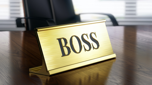 Boss-Schild vor leerem Chefsessel