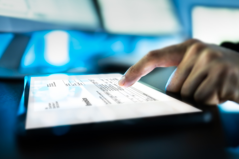 Ein Tablet Display mit einem Finger, der darauf tippt