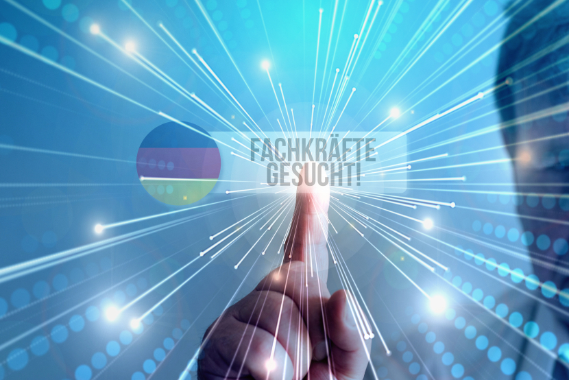 Ein Finger deutet auf die Schrift Fachkräfte gesucht