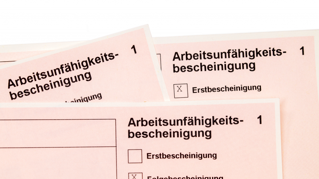 Drei Arbeitsunfähigkeitsbescheinigungen übereinander