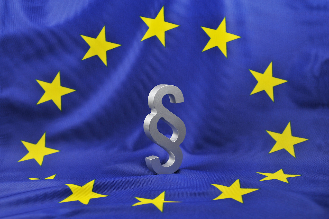 EU-Flagge mit Paragraf