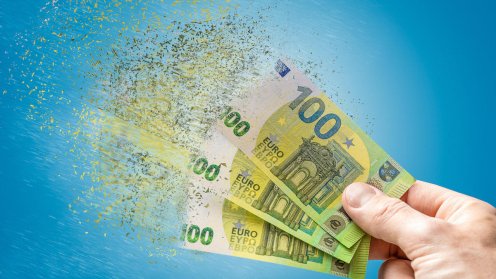 drei Gruene 100 Euro Scheine loesen sich in Luft auf, Wertverlust von Geld, Finanzkrise FOTOMONTAGE