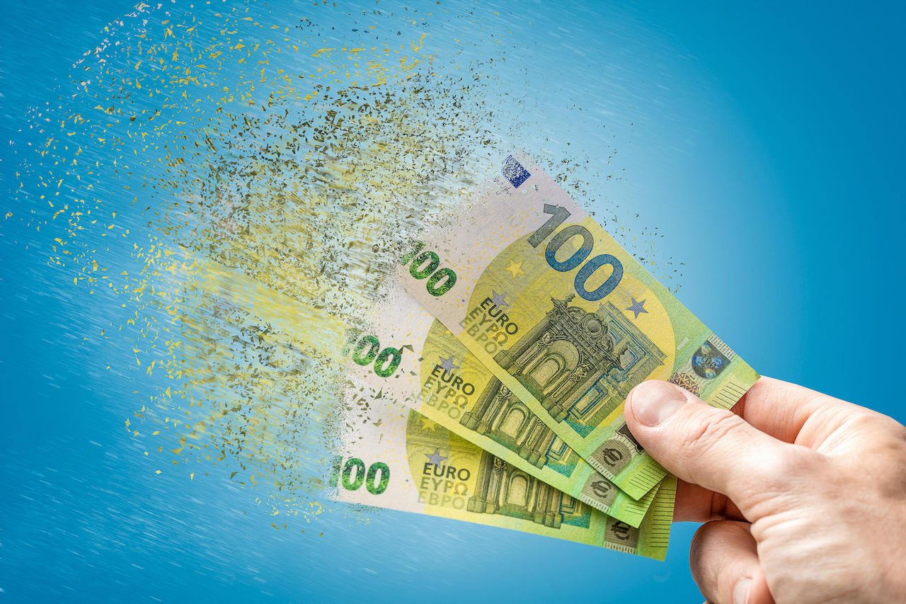 drei Gruene 100 Euro Scheine loesen sich in Luft auf, Wertverlust von Geld, Finanzkrise FOTOMONTAGE