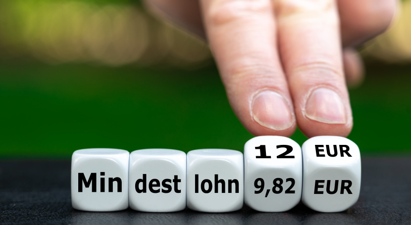 Würfel, die das Wort Mindestlohn zusammensetzen