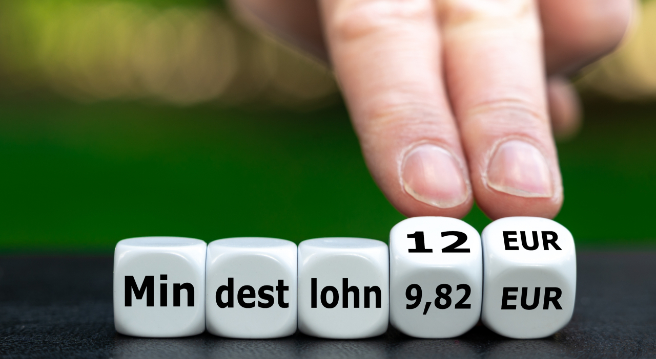 Würfel, die das Wort Mindestlohn zusammensetzen