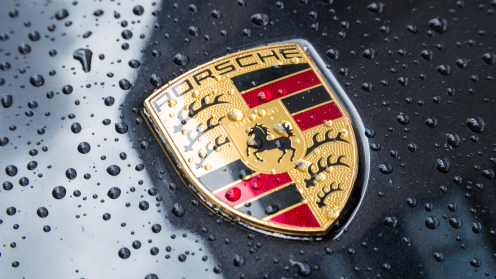 Porsche Emblem auf einem dunklen Hintergrund mit Regentropfen
