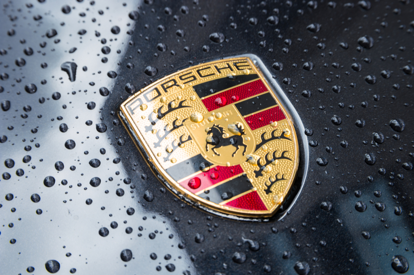 Porsche Emblem auf einem dunklen Hintergrund mit Regentropfen