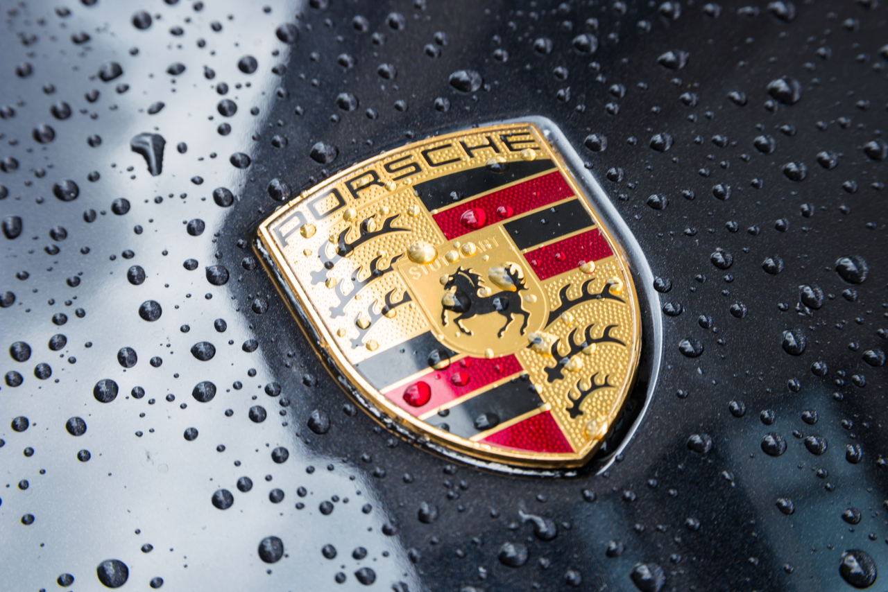Porsche Emblem auf einem dunklen Hintergrund mit Regentropfen