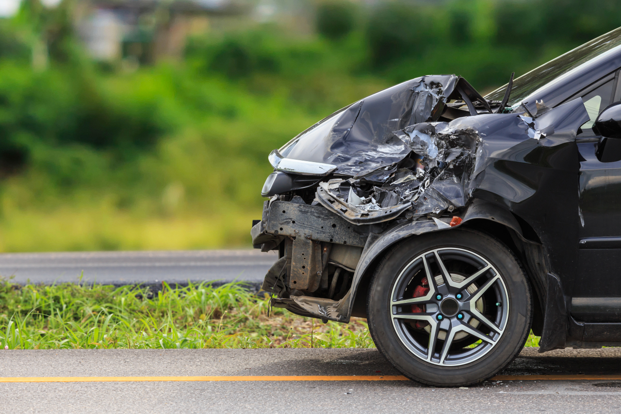 Ein schwarzen Auto mit beschädigter Front