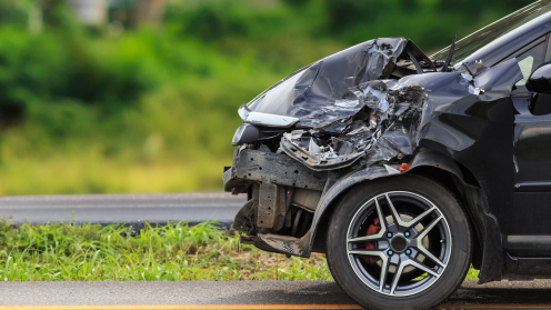 Ein schwarzen Auto mit beschädigter Front